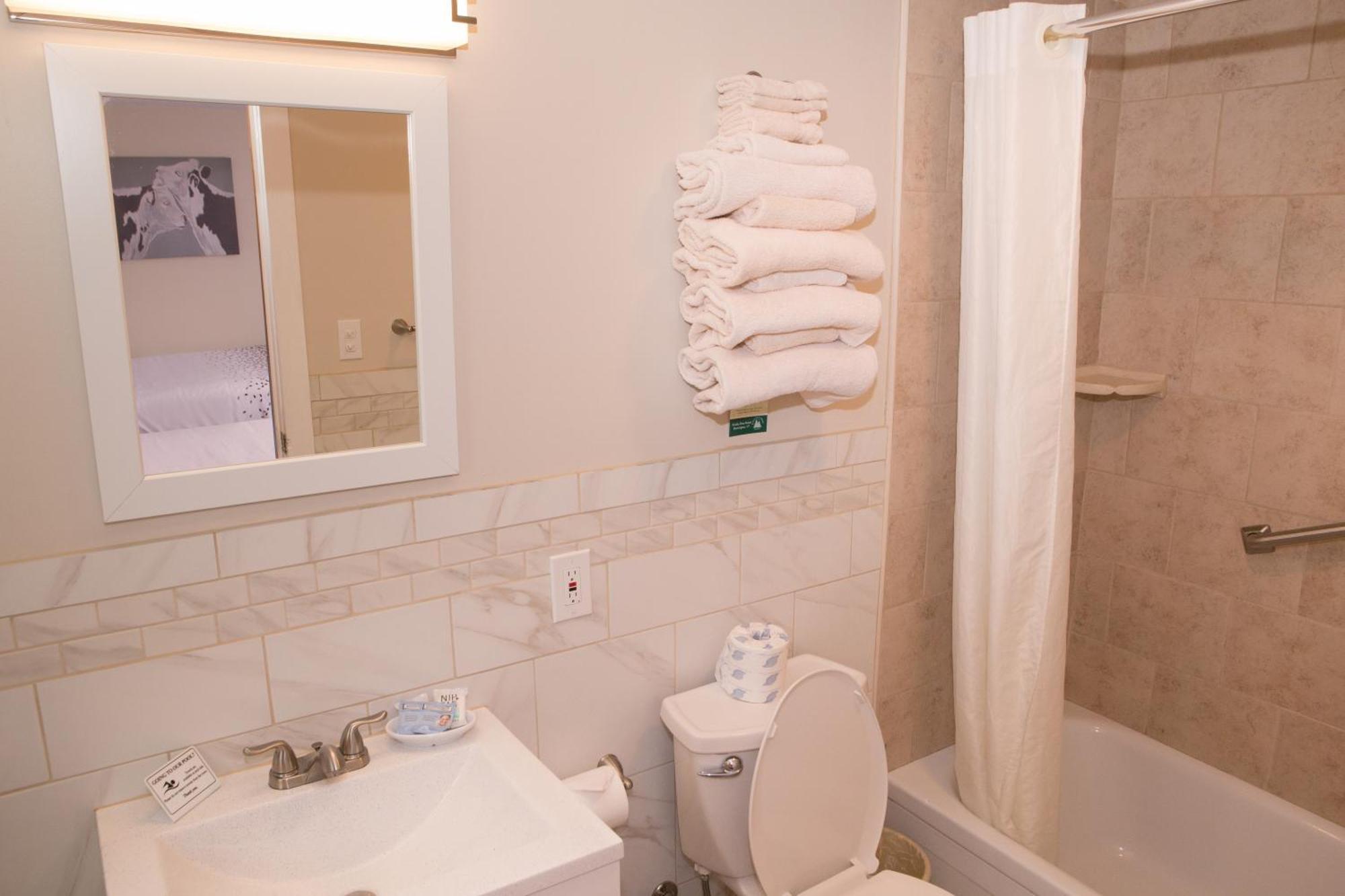 Knotty Pine Motel Bennington Bagian luar foto