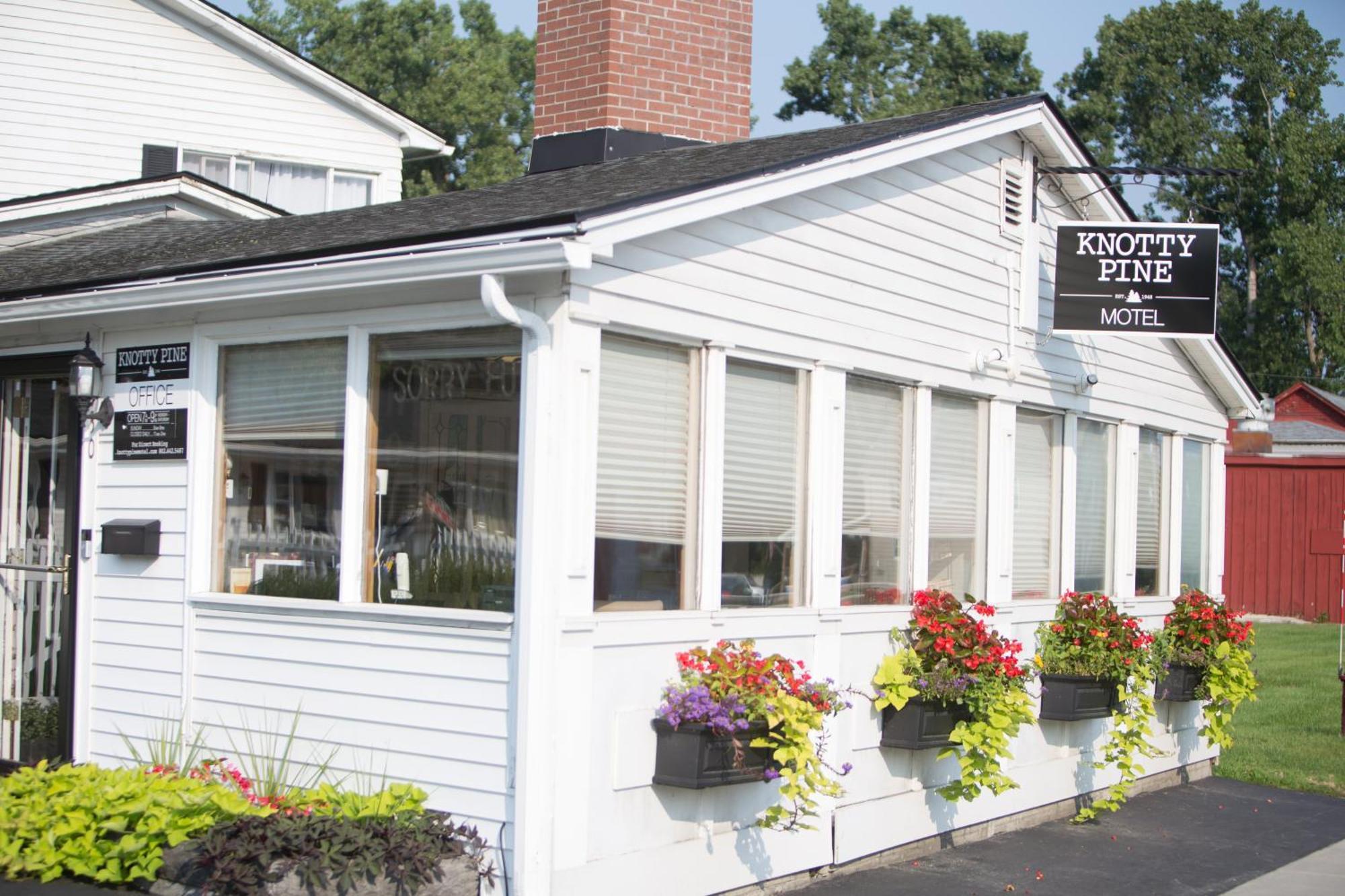 Knotty Pine Motel Bennington Bagian luar foto