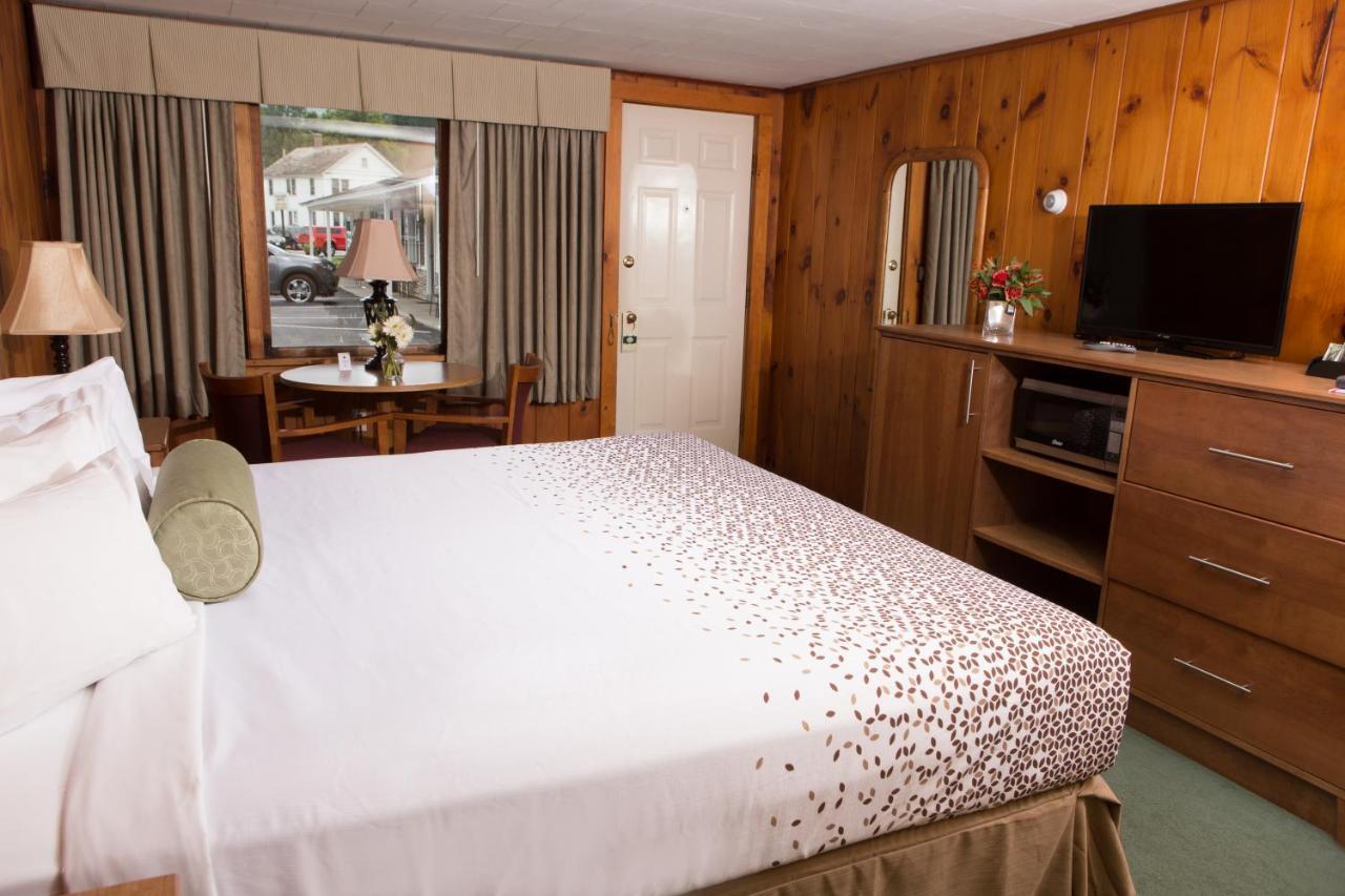 Knotty Pine Motel Bennington Bagian luar foto
